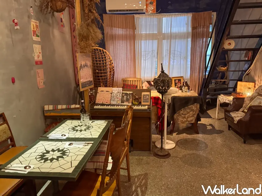 ▲龜尾家 韓式家庭料理 Gumi's kitchen打造兩層樓老宅空間,暖色燈光搭配復古家具,營造像在家吃飯的放鬆氛圍。(攝影:張人尹)