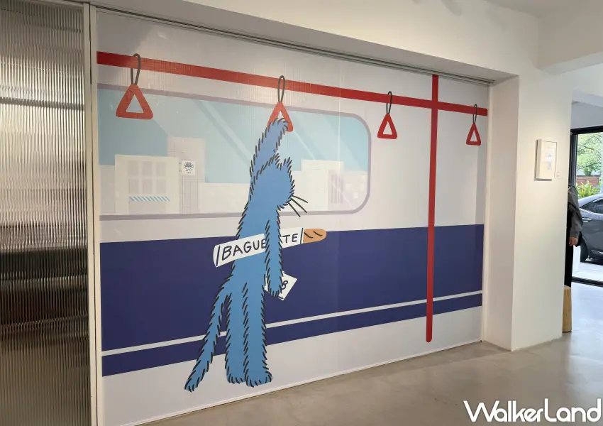 ▲藍色貓貓Sachiket是由韓國藝術家Haydonna創作的全新角色，身在不同地方，都能隨時飽有自幾的步調。(攝影：鄭亦庭)