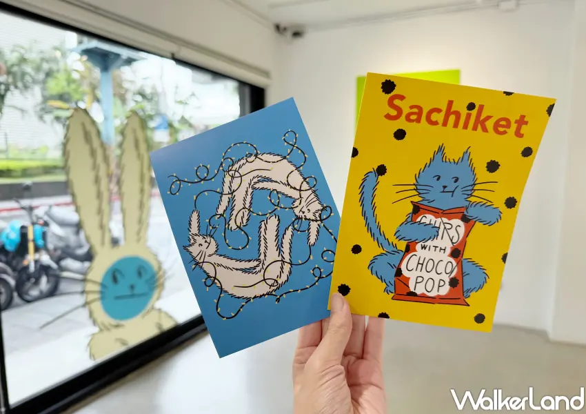▲Sachiket台北個展周邊商品推出盲抽壓克力鑰匙圈、5款明信片款式。(攝影：鄭亦庭)