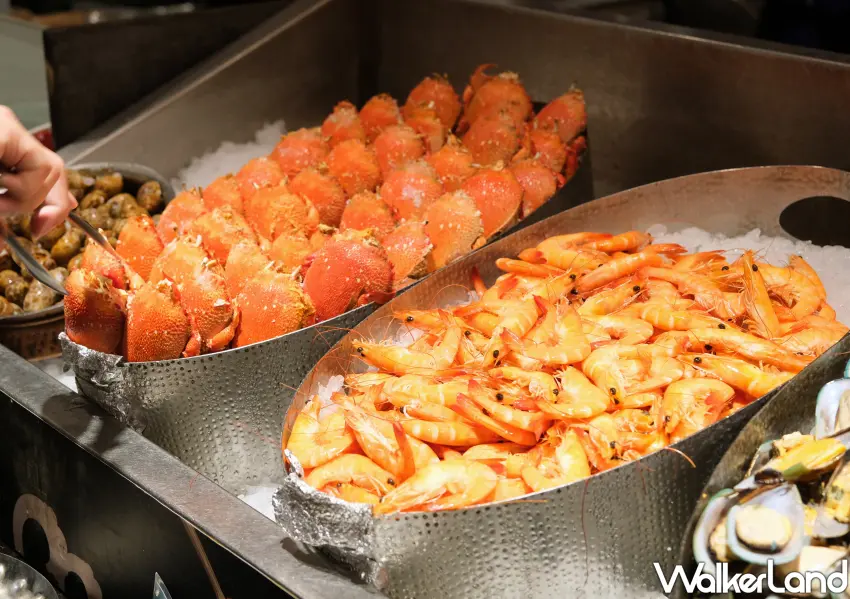 ▲豐FOOD海陸百匯除了有鮪魚季，還有螃蟹、鮮蝦等海鮮吃到飽。(攝影：鄭雅之)