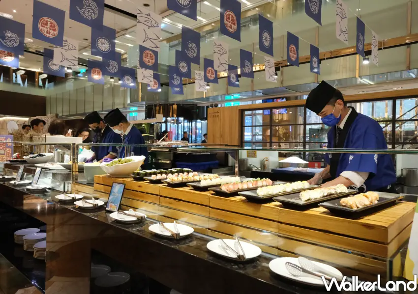 ▲職人師傅於餐檯現場捏製壽司，讓整座餐廳充滿日式百匯的熱鬧氛圍。(攝影：鄭雅之)