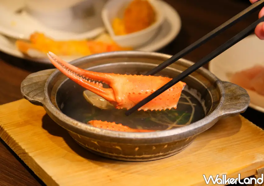 ▲豐富餐檯除了鮪魚外，還有現做的螃蟹湯品與海鮮料理，多層次鹹香滋味絕對能讓海鮮控裝滿胃袋。(攝影：鄭雅之)