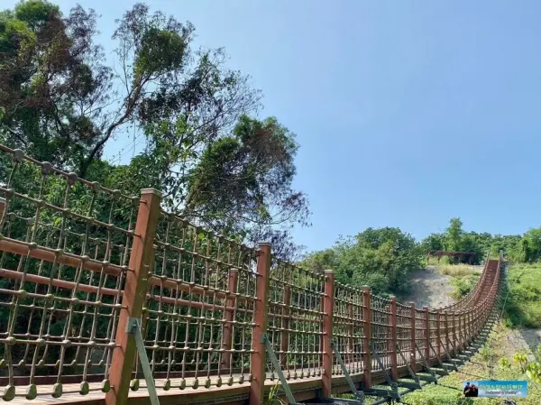 ▲刺激系高雄景點推薦！漯底山自然公園內「漯底山吊橋」，全長八十公尺、高二十一公尺，光是遠遠看就讓人感到緊張。(攝影：部落客 阿萍阿裕玩樂誌)