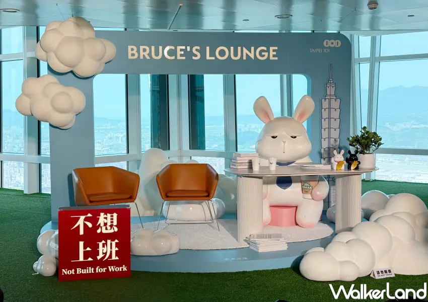 ▲巨型布魯斯兔兔在101！台北101觀景台《台灣怪可愛：星期一的布魯斯雲端特展》，至8/31展出獨家巨型布魯斯兔兔。(攝影：鄭亦庭)