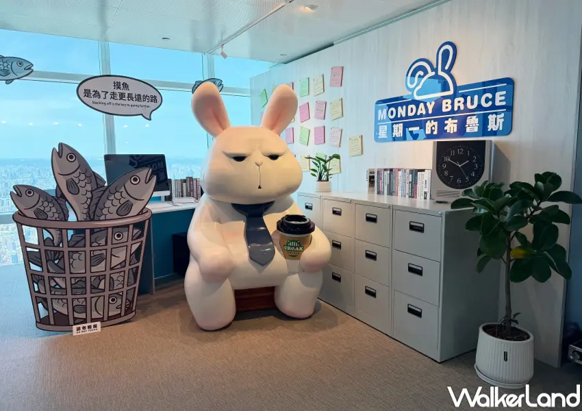 ▲台北101觀景台雲端特展現場有布魯斯摸魚日報、紀念幣、主題快閃店，讓粉絲們來打卡，也能收周邊。(攝影：鄭亦庭)