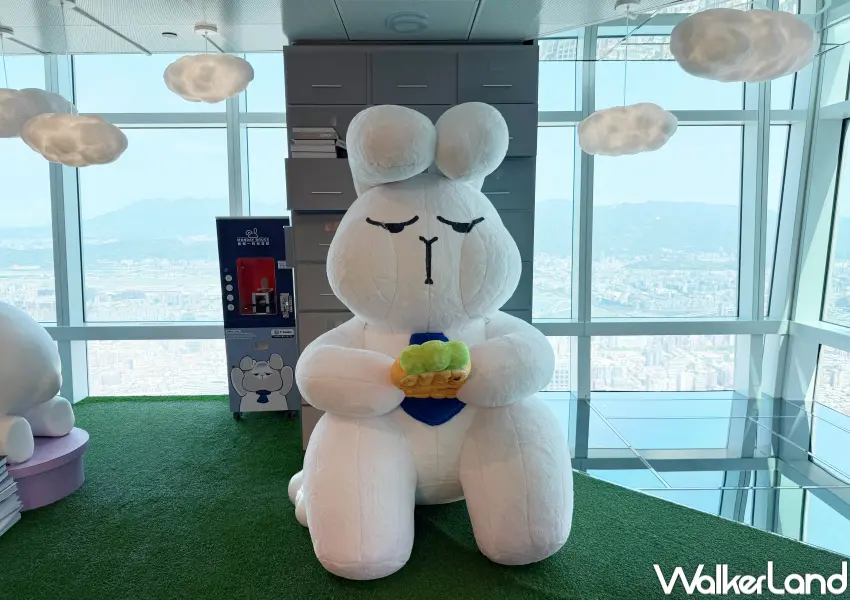 ▲巨型布魯斯兔兔在101！台北101觀景台《台灣怪可愛：星期一的布魯斯雲端特展》，至8/31展出獨家巨型布魯斯兔兔。(攝影：鄭亦庭)