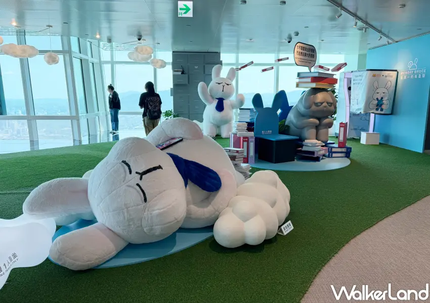 ▲巨型憂鬱兔兔在101！台北101觀景台《台灣怪可愛：星期一的布魯斯雲端特展》，至8/31展出獨家巨型布魯斯兔兔。(攝影：鄭亦庭)