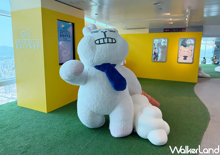 ▲巨型布魯斯兔兔在101！台北101觀景台《台灣怪可愛：星期一的布魯斯雲端特展》，至8/31展出獨家巨型布魯斯兔兔。(攝影：鄭亦庭)