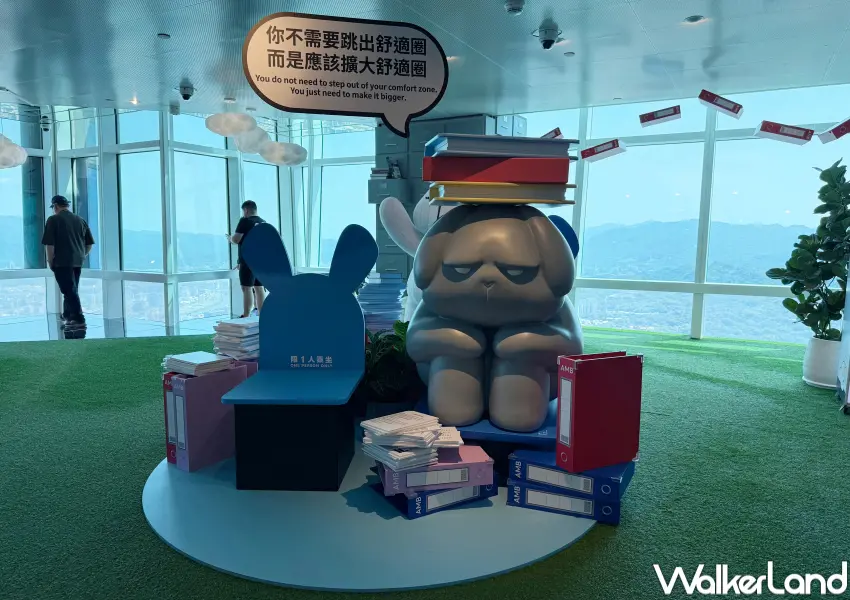 ▲巨型布魯斯兔兔在101！台北101觀景台《台灣怪可愛：星期一的布魯斯雲端特展》，至8/31展出獨家巨型布魯斯兔兔。(攝影：鄭亦庭)