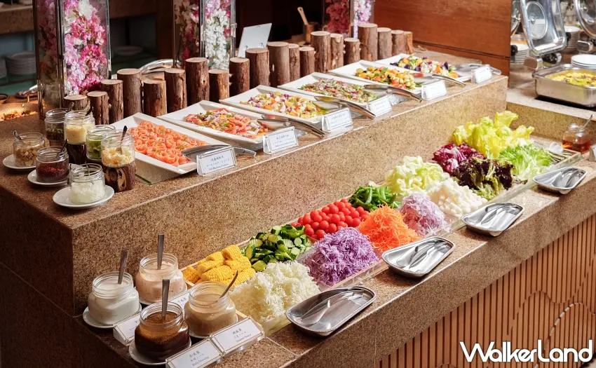 ▲以當季蔬果及廚手作冷盤打造的豐盛沙拉吧，層層堆疊色彩與風味，呈現視覺與味覺兼具的餐桌藝術。 圖／大倉久和大飯店提供；窩客島編輯整理