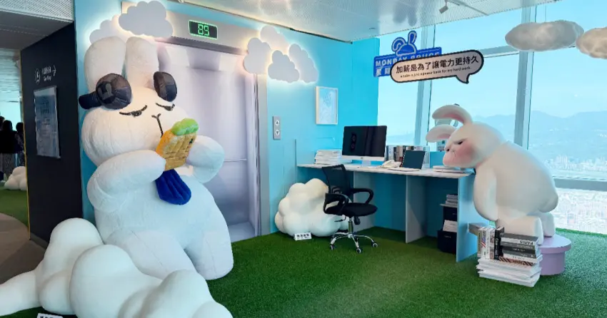 巨型憂鬱兔兔在101！台北101星期一的布魯斯雲端特展，小孩2人同行1人免費。