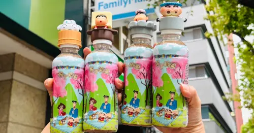 全家蠟筆小新瓶蓋公仔！買布丁奶茶就送，小新露屁屁泡湯公仔要搶。