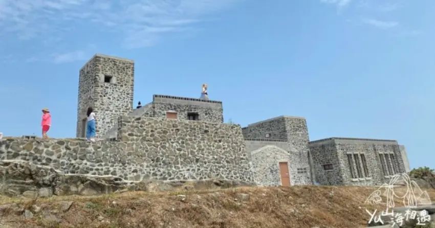 ▲登上「菓葉灰窯」二樓平台，視野瞬間開闊，蔚藍天空、海景全都一覽無遺。