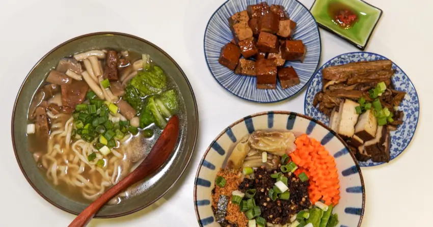 ▲「草根菓子」主打蔬食料理，融合養生漢方風味，口感溫潤清爽，讓人吃得安心又滿足。