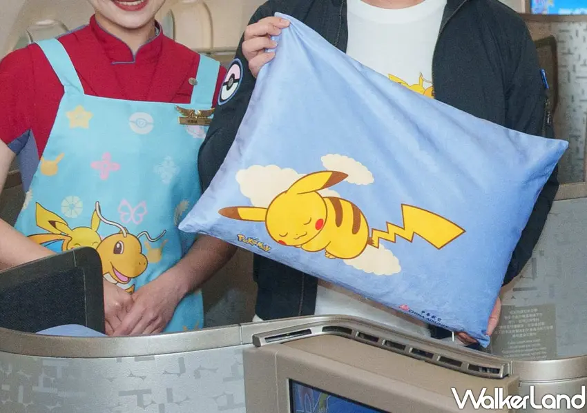 ▲華航皮卡丘彩繪機CI2每個座位有寶可夢聯名枕頭,睡覺造型的皮卡丘圖樣充滿療癒感。