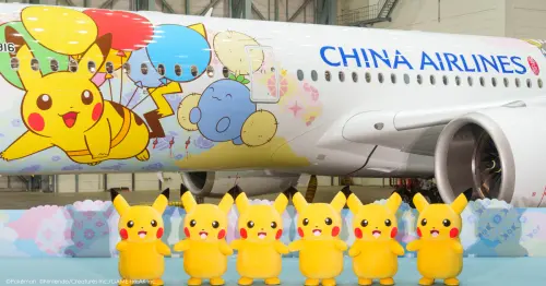 搭飛機被萌到！華航皮卡丘彩繪機亮相，寶可夢飛機餐、抱枕陪你出國。