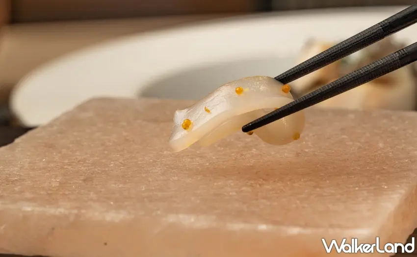 ▲嚴選東港現切花枝搭配長崎飛魚卵，色澤晶瑩且口感彈脆。獨特的岩鹽板吃法，讓賓客親自將檸檬香氣抹入岩鹽板，輕沾之間，釋放花枝最純粹的海洋鮮甜。圖／高雄日航酒店提供；窩客島整理