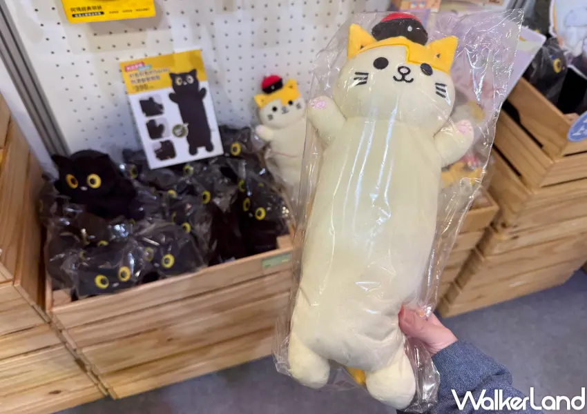 ▲2026台北插畫博覽會必買黃阿瑪！新周邊長條Socles、黃阿瑪貓草娃娃，貓奴必收。(攝影：鄭亦庭)
