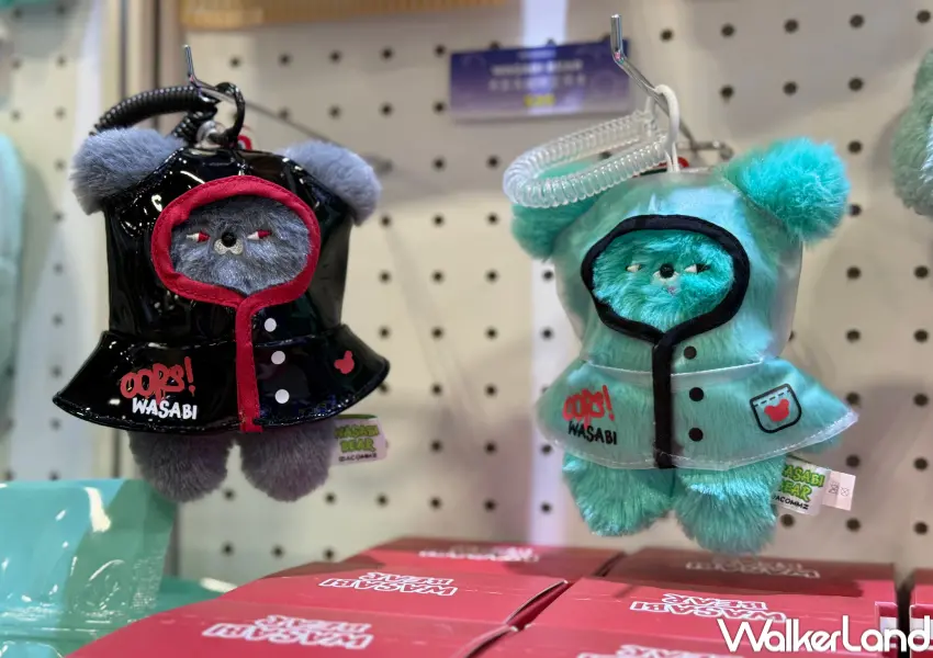 ▲2026插畫博覽會限定芥末熊新周邊！怪天氣、壞天氣2款雨衣造型芥末熊限量開賣。(攝影：鄭亦庭)