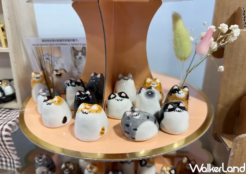 ▲2026台北插畫博覽會！國內外創作者娃娃、明信片、公仔、紙膠帶等周邊。(攝影：鄭亦庭)