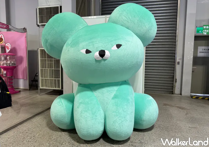 ▲2026台北插畫博覽會必拍！巨型芥末熊打卡點比人還高。(攝影：鄭亦庭)