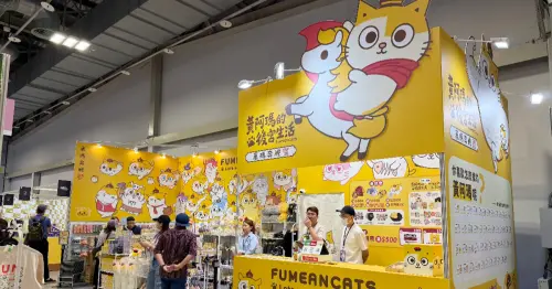 2026台北插畫博覽會！圓山花博畫博超過400攤快閃4天，黃阿瑪貓草娃娃 圓耳咖波必買推薦。