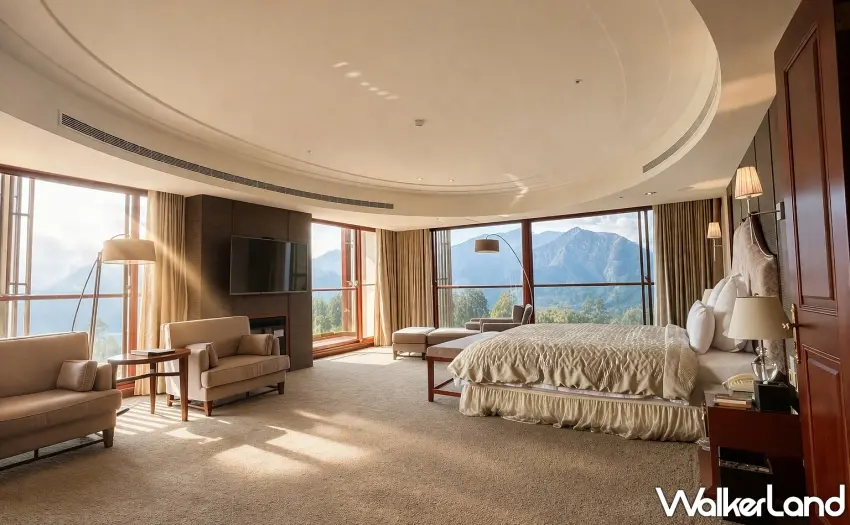 ▲尊爵套房起居空間設置雙面大面積落地窗，提供180度寬闊視野襯映窗外大塔山的雄偉壯麗，展現隱逸美學。圖／阿里山賓館提供；窩客島整理