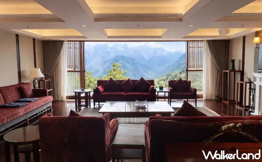 ▲尊爵套房擁有60坪大氣格局，景觀客廳無遮蔽視野將壯麗大塔山綠意引入室內，營造優雅的高山旅居氛圍。圖／阿里山賓館提供；窩客島整理