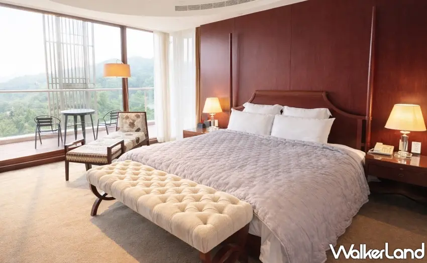 ▲首席套房48坪寬敞格局配置獨立陽台，景觀客廳大面窗景延伸視野，將大塔山壯麗風光盡收眼底。
圖／阿里山賓館提供；窩客島整理