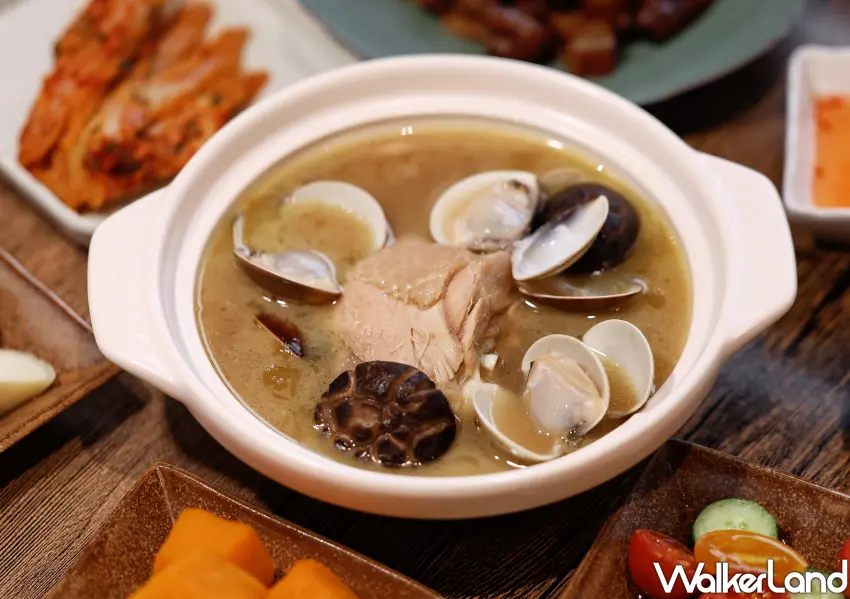 ▲「蛤蜊花菇雞腿湯」融合山珍海味的甘鮮滋味，是捷運劍南路站美食中深受歡迎的療癒雞湯。