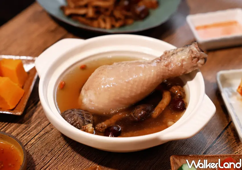 ▲加入漢方溫補食材與放山雞腿「黃耆黨參花菇雞腿湯」，提供忙碌都會男女深層的養生補養。