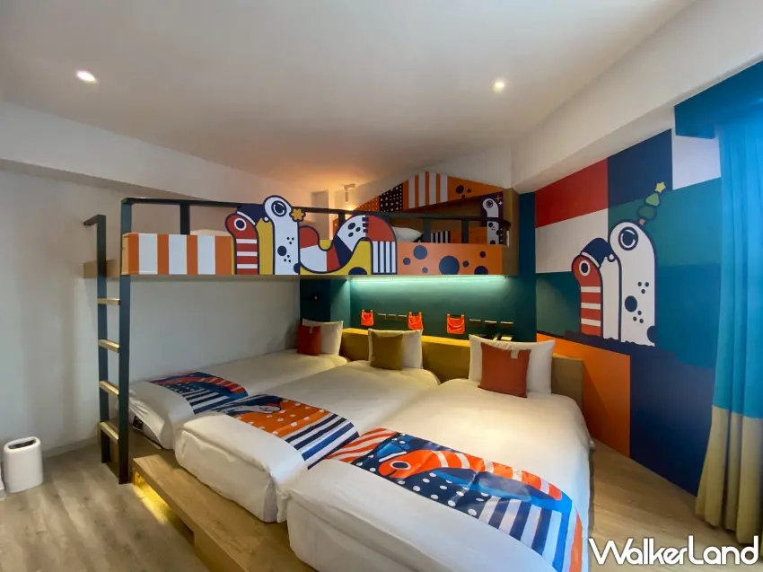 ▲房內空間設計充滿巧思，牆面上躍動的花園鰻身影，營造出專屬於海洋的童趣氛圍。圖／悅樂旅店提供；窩客島整理