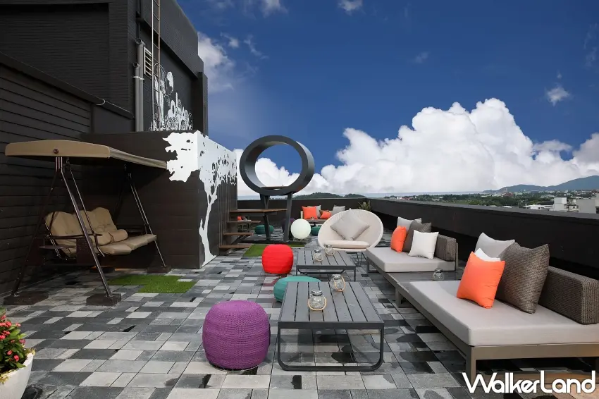 ▲悅樂旅店花蓮中福店頂樓「放風去」共享空間，提供舒適座椅與開闊視野，讓旅客盡情放鬆身心。圖／悅樂旅店提供；窩客島整理