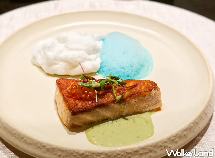 ▲時令鮮魚以全球暖化困境為靈感來發想擺盤設計，透過白色海鹽泡泡與湛藍蝶豆花泡泡，模擬冰川融化注入海洋的縮影景象。（攝影：楊婷雅）