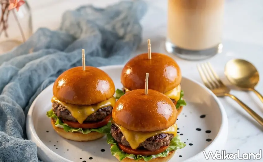 ▲杜拜迷你小漢堡套餐內含三顆迷你漢堡、特製起司醬汁及限定厚奶茶，售價300元。 圖／Paddock Limited提供；窩客島整理