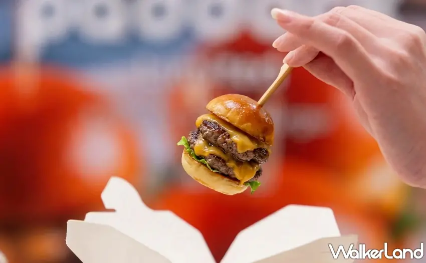 ▲杜拜迷你小漢堡以輕巧比例演繹奢華細節，金黃布里歐與雙層牛肉排打造極致口感。 圖／Paddock Limited提供；窩客島整理