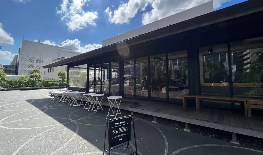 ▲以賞櫻名所千鳥之淵來說,散步十五分鐘到麴町,城市的節奏會慢慢改變,皇居的綠蔭被安靜的住宅街取代,街角出現小咖啡館、便利商店與出版社辦公室。