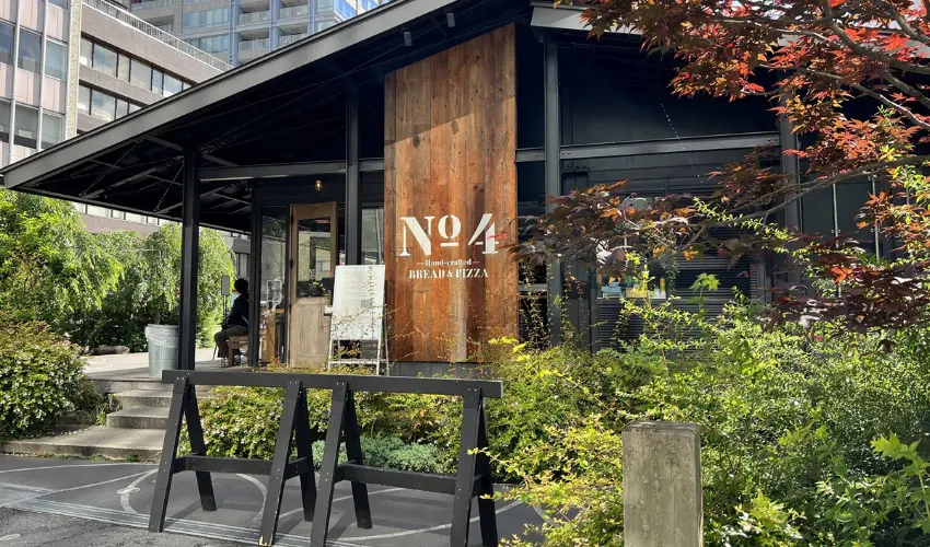 ▲No.4門口沒有誇張招牌,只有幾張自然擺放的戶外座位,這不是一間為了觀光客而開的名店。