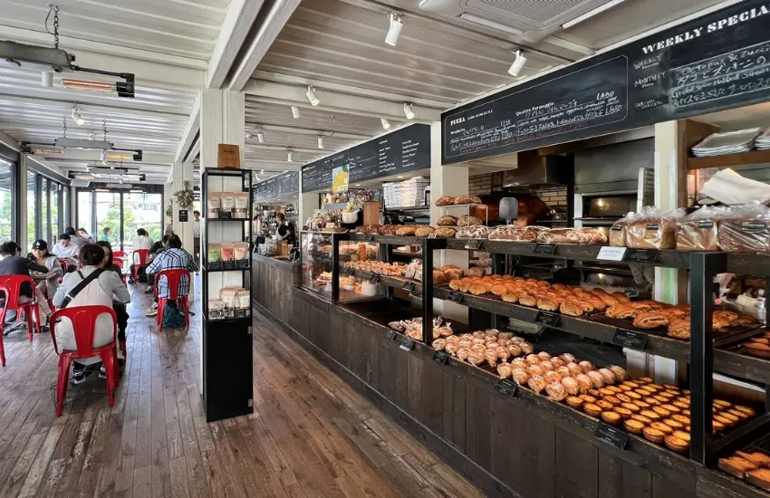 ▲店門前的露台座位在晴天時總是坐滿人,店內空間帶著一種很輕鬆的節奏。