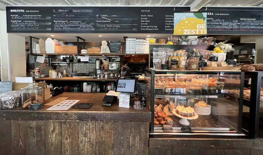 ▲木質裝潢與大片窗戶讓光線自然流動,推門進來時,空氣裡先出現的是剛出爐麵包的香味。