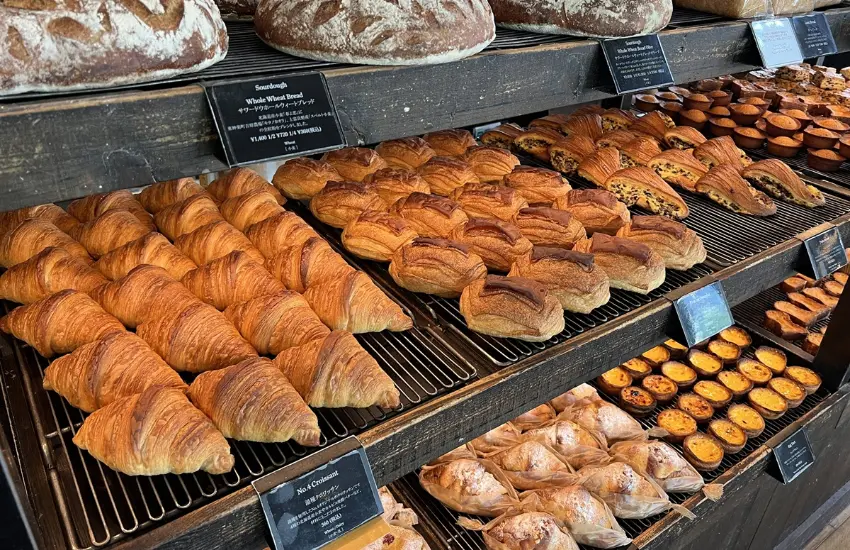▲排木架上擺滿剛出爐的麵包。