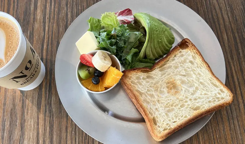 ▲在No.4最受歡迎的餐點之一是酪梨酸種麵包。