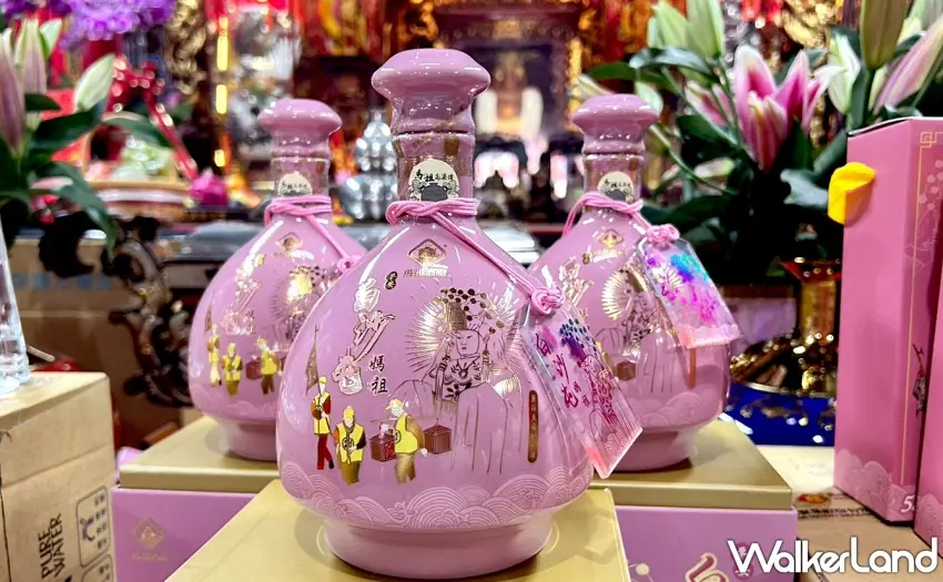 ▲以粉紅超跑為靈感設計的「勇往直前瓷瓶紀念酒」，53度三年陳高口感平衡，並附贈特製平安符。圖／泰山企業提供；窩客島整理