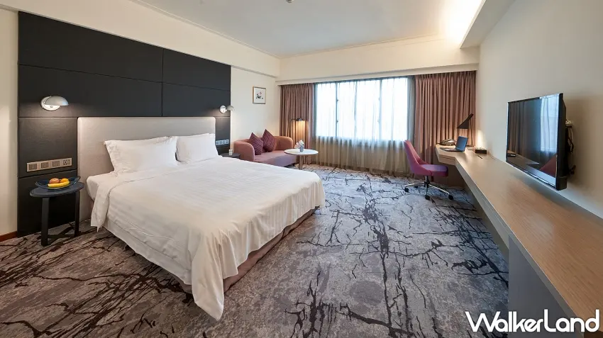 ▲新竹福華大飯店客房設計現代且舒適，加上鄰近城隍廟商圈的優勢，讓旅客能輕鬆展開一場風城人文與美食之旅 。圖／新竹福華大飯店提供；窩客島編輯李維唐整理