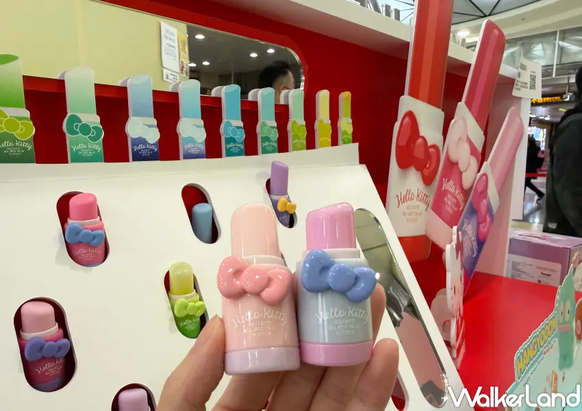 ▲北車三麗鷗快閃店！一整牆悸動亮相系列趣粒系列，將迷你Kitty藏在仿真口紅裡。(攝影：鄭亦庭)