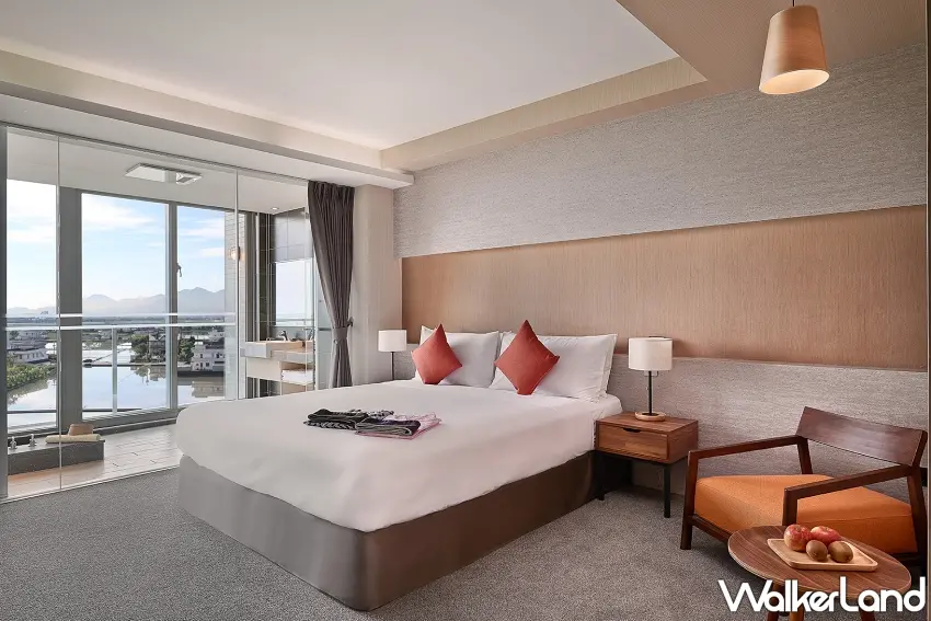 ▲輕鬆成行的「玥」雙人房型一泊一食住宿券5388元起,每人加價700元即可升級一泊二食,享受超值食宿體驗。圖/綠舞國際觀光飯店提供;窩客島整理