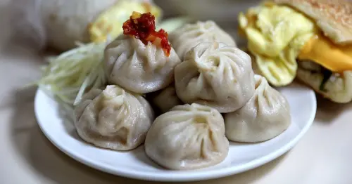 信義區銅板美食清單！台北7大吳興街美食推薦，蘿蔔絲餅 皮蛋麵排隊必吃。