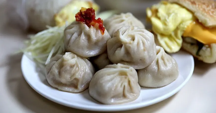 信義區銅板美食清單！台北7大吳興街美食推薦，蘿蔔絲餅 皮蛋麵排隊必吃。