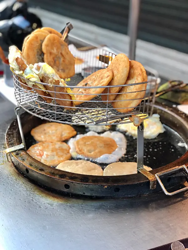 ▲吳興街美食必吃銅板價小吃！巷仔口蘿蔔絲餅只販售蘿蔔絲餅、紅豆餡餅，均一價40元。(攝影：部落客 芬恩Finn)