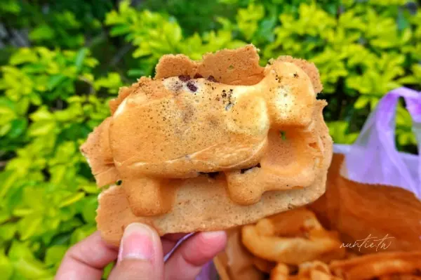 ▲吳興街美食必吃銅板價小吃！281雞蛋糕提供12種鹹甜包餡口味，最便宜45元開吃，還能選擇「整片雞蛋糕」。(攝影：部落客 ✡水晶安蹄✡)